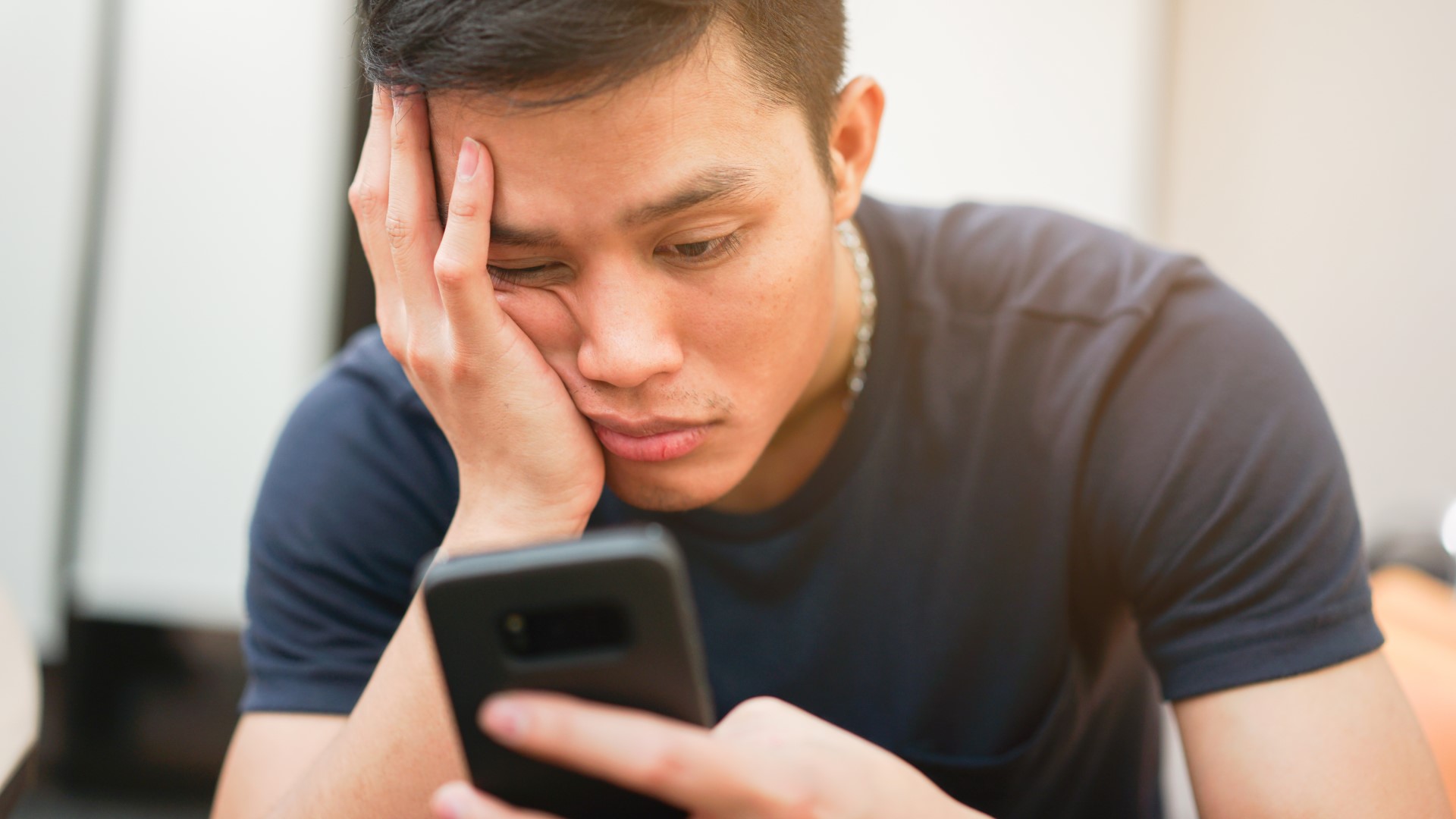 Usuario esperando a que cargue una web lenta en su teléfono móvil en entorno urbano real