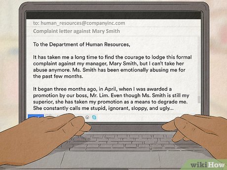 Redacción de mensaje personalizado de prospección en portátil con enfoque en primer contacto