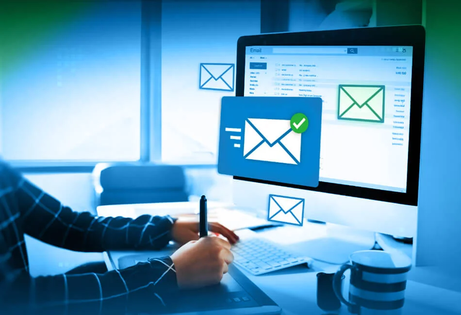 Espacio de trabajo con portátil y notas para planificar campaña de contacto digital