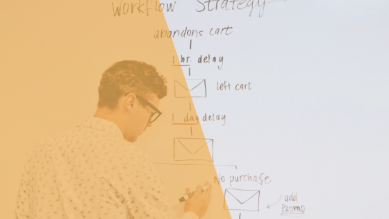 Profesional planificando estrategia de outreach en pizarra con diagrama de flujo