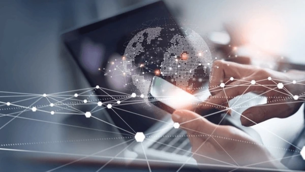 Escritorio de trabajo con mapa mundial digital y notas de países para estrategia de enlaces internacional
