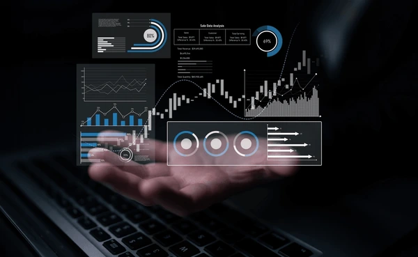 Profesional analizando comparativas de herramientas SEO en pantalla de portátil