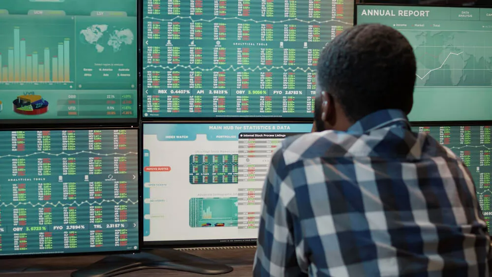 Múltiples pantallas mostrando dashboards de análisis SEO superpuestos en un escritorio