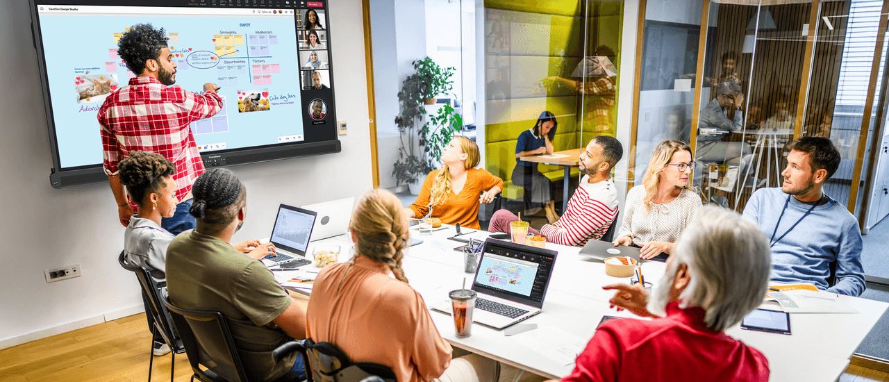 Equipo de marketing digital planificando estrategia integrada de posicionamiento en pizarra