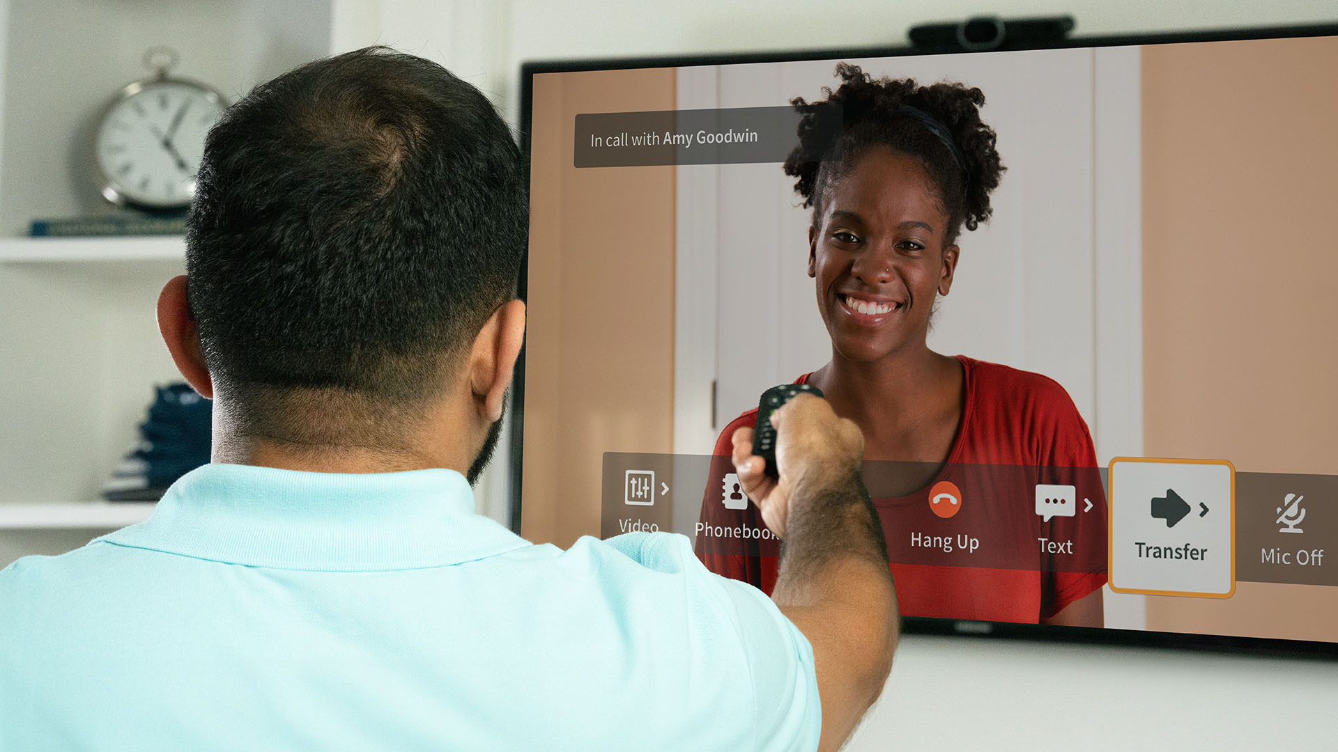 Videollamada entre equipos SEO en diferentes zonas horarias con relojes internacionales