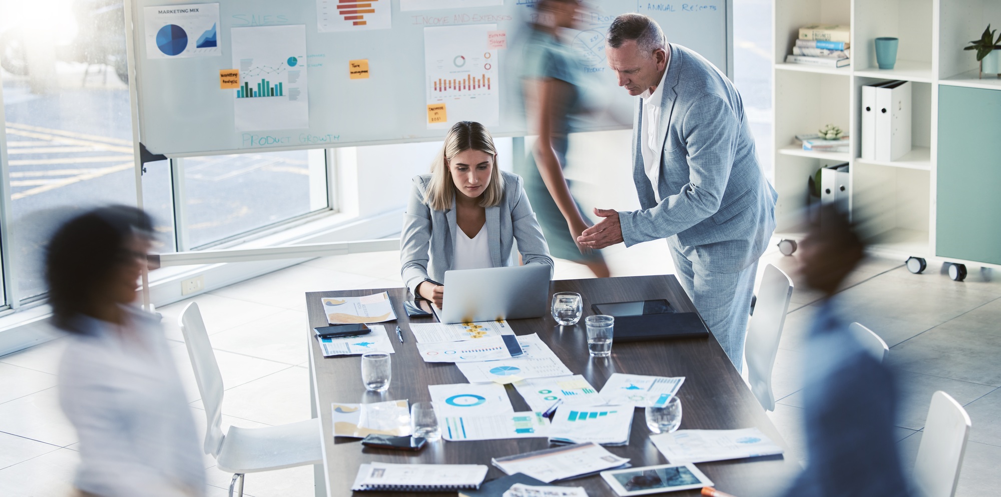 Pantalla de ordenador con auditoría de accesibilidad web mostrando errores WCAG detectados