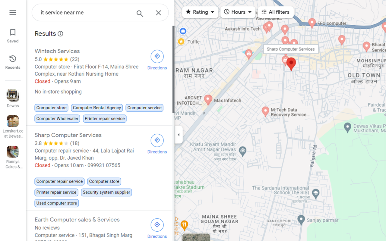Negocio local visto desde Google Maps en un móvil frente a su fachada