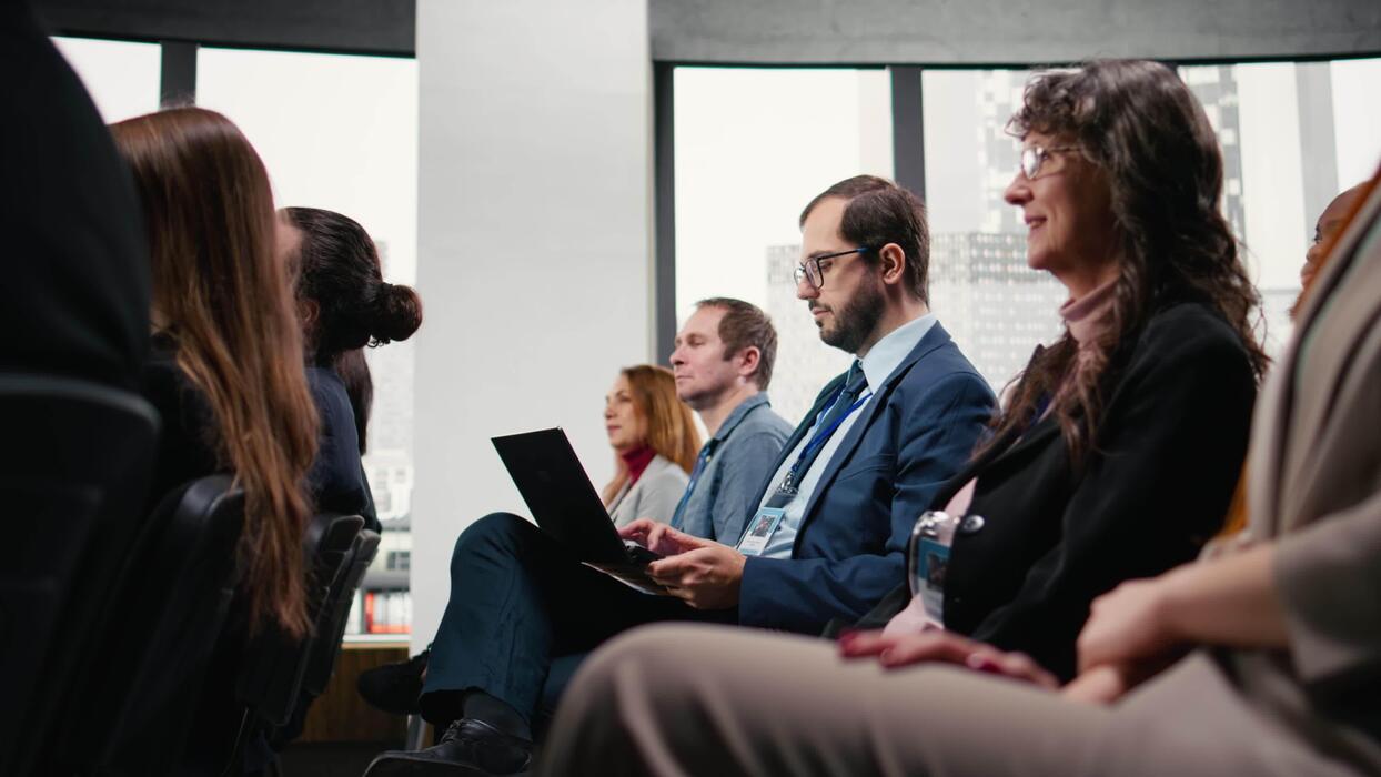 Reunión profesional para evaluar contratación de consultor web