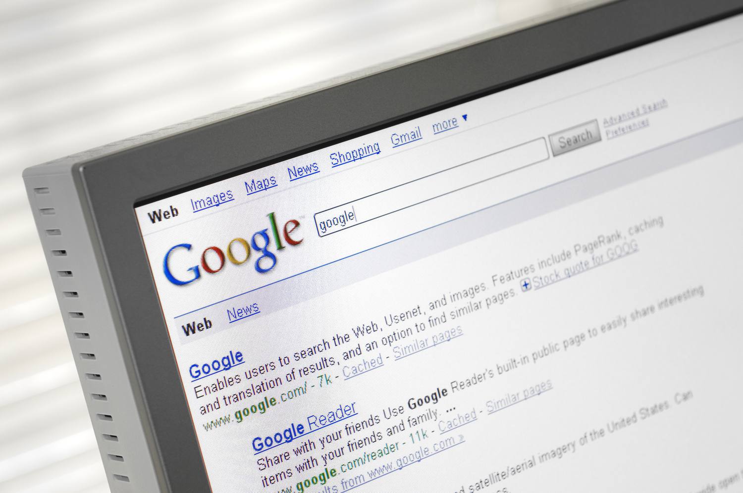 Persona consultando resultados de búsqueda en Google desde un portátil