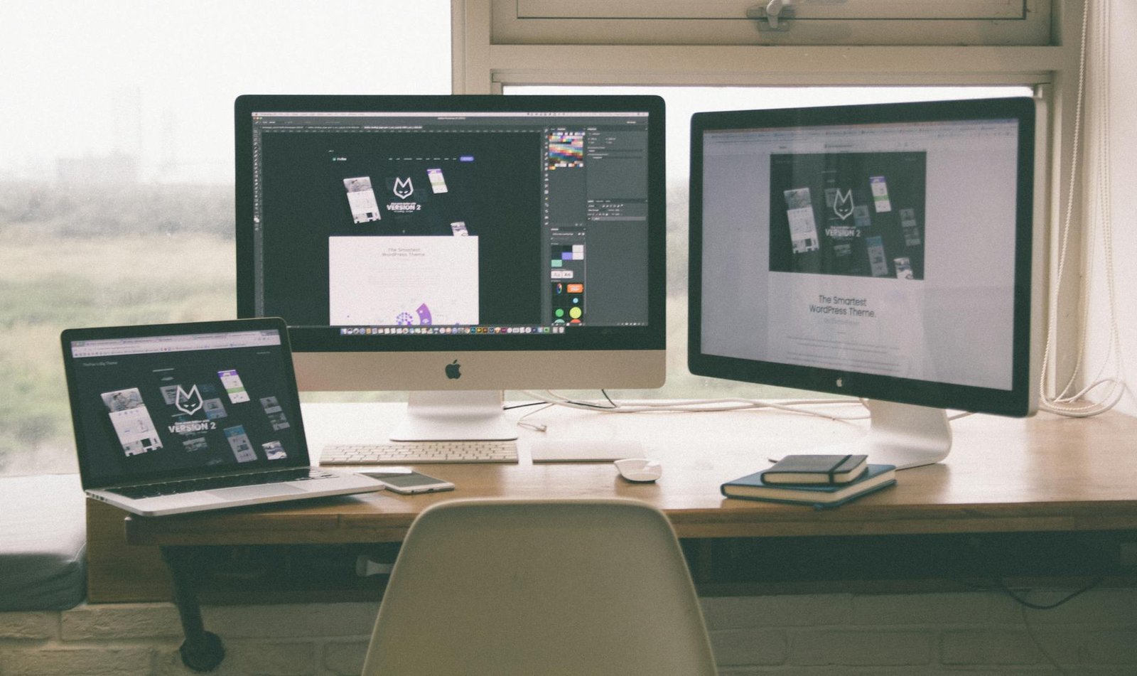 Escritorio diseñador con wireframes y prototipos en pantallas múltiples