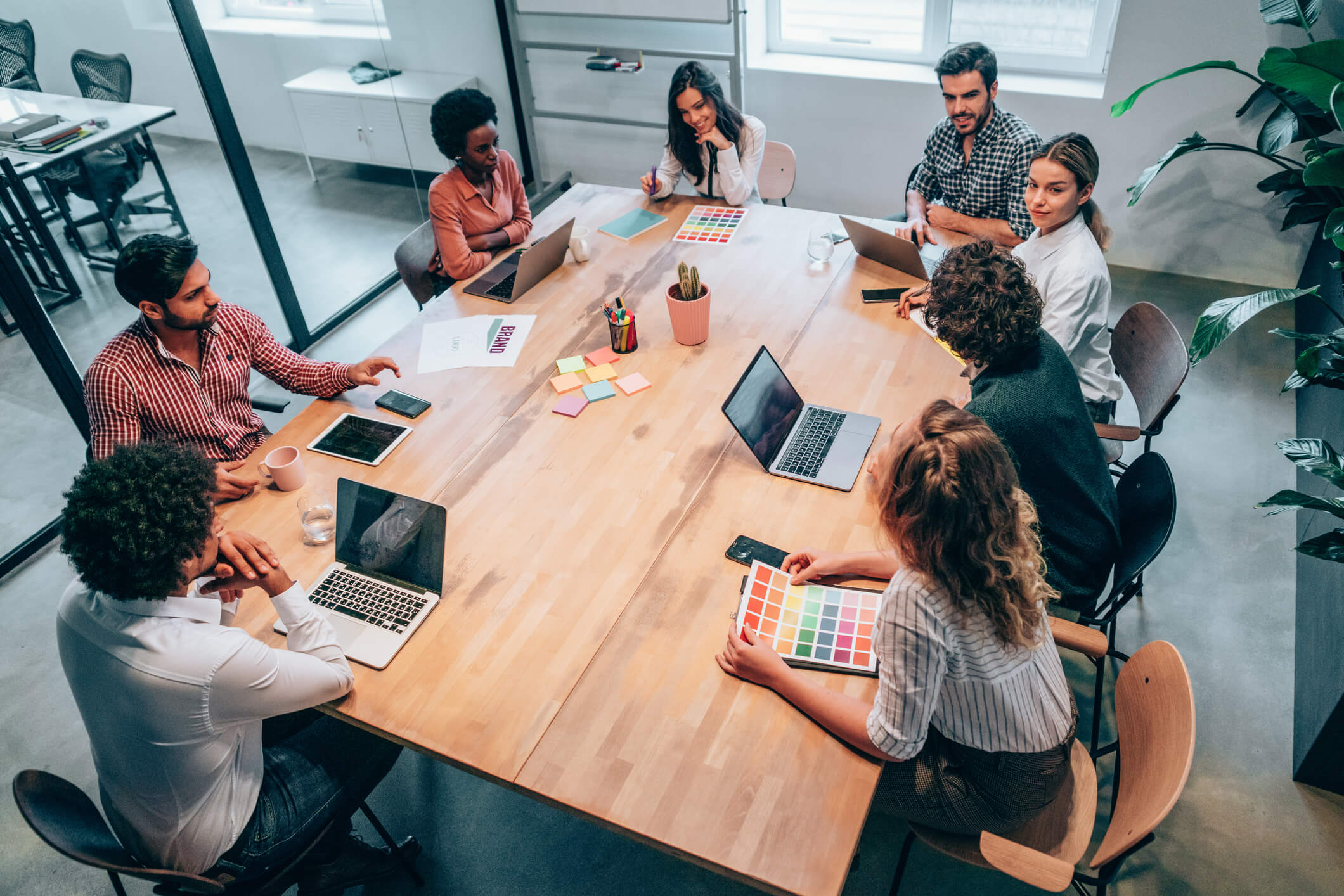 Equipo de consultores discutiendo criterios para evaluar un proyecto de optimización web