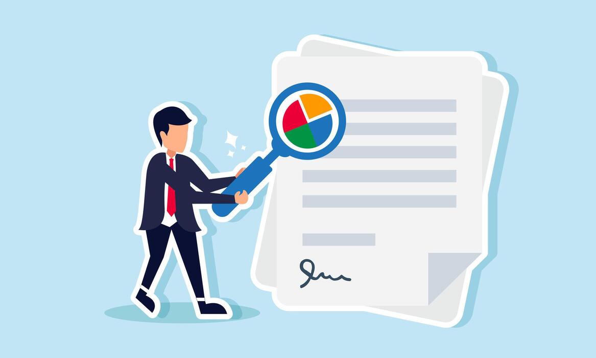 Persona revisando contrato de servicios con lupa detectando cláusulas importantes