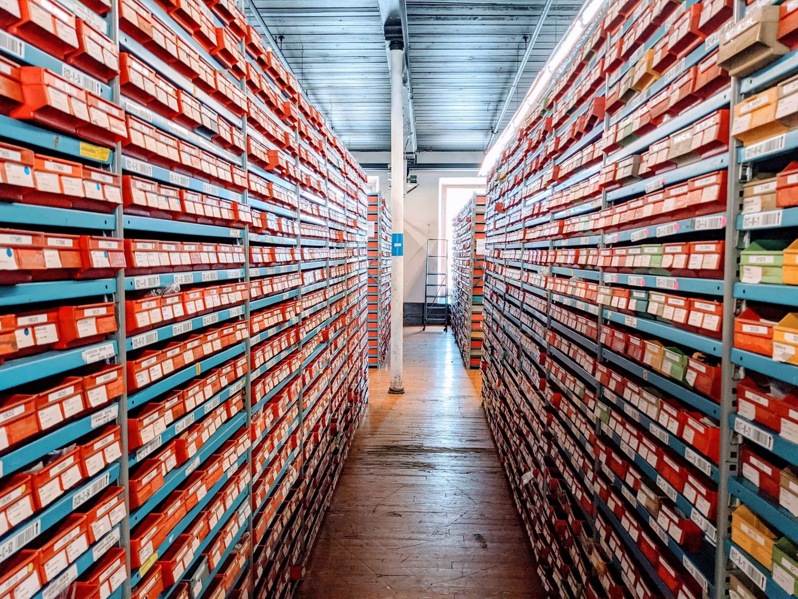 Almacén de comercio electrónico con referencias organizadas por categoría de producto