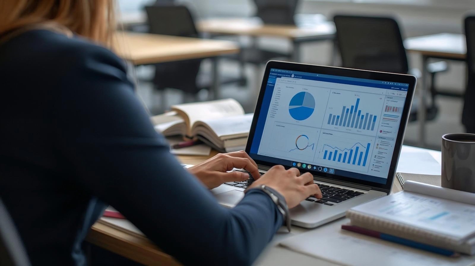 Analista revisando datos de dominios enlazantes en una hoja de cálculo