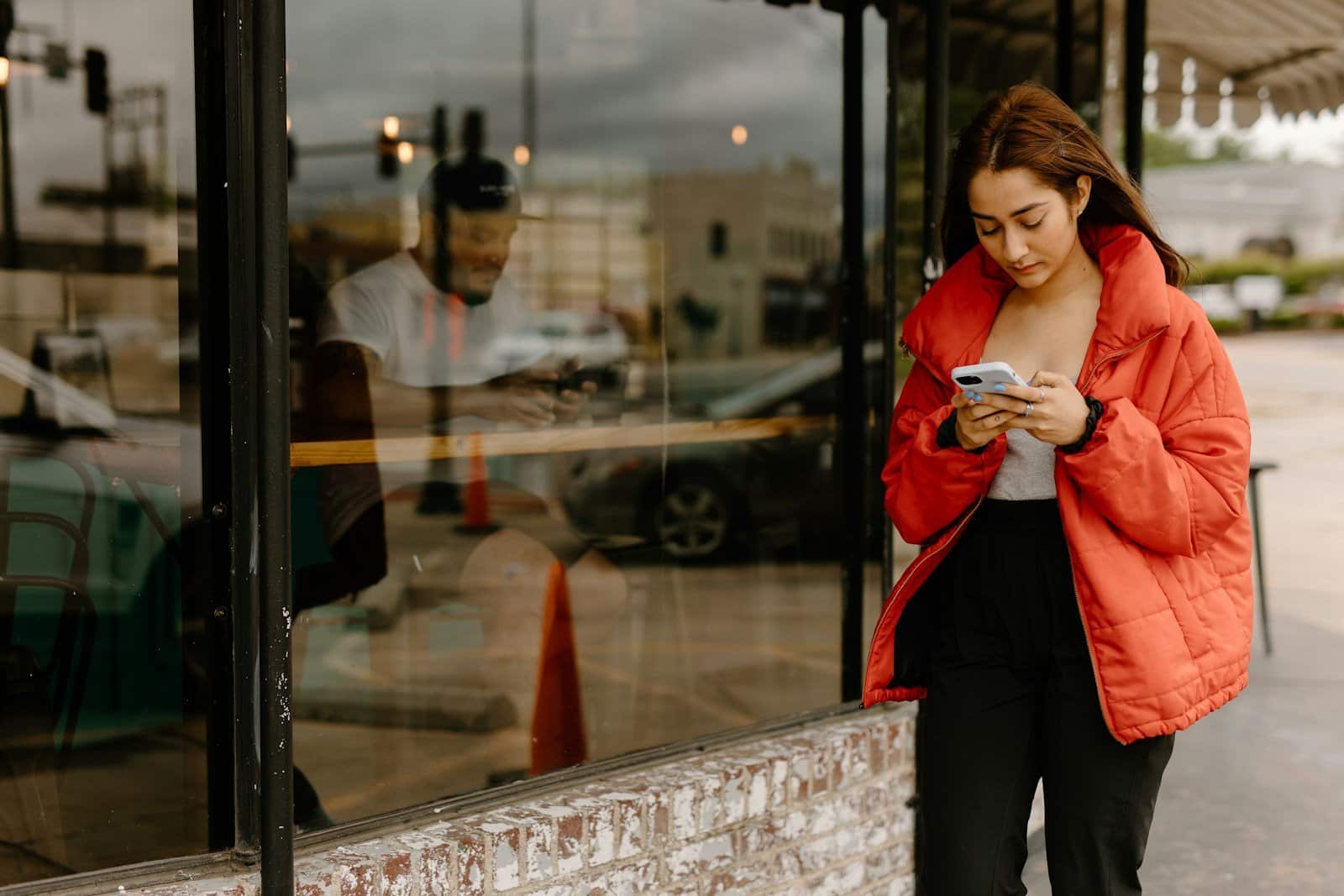 Persona buscando dónde comer en una aplicación de mapas desde la calle