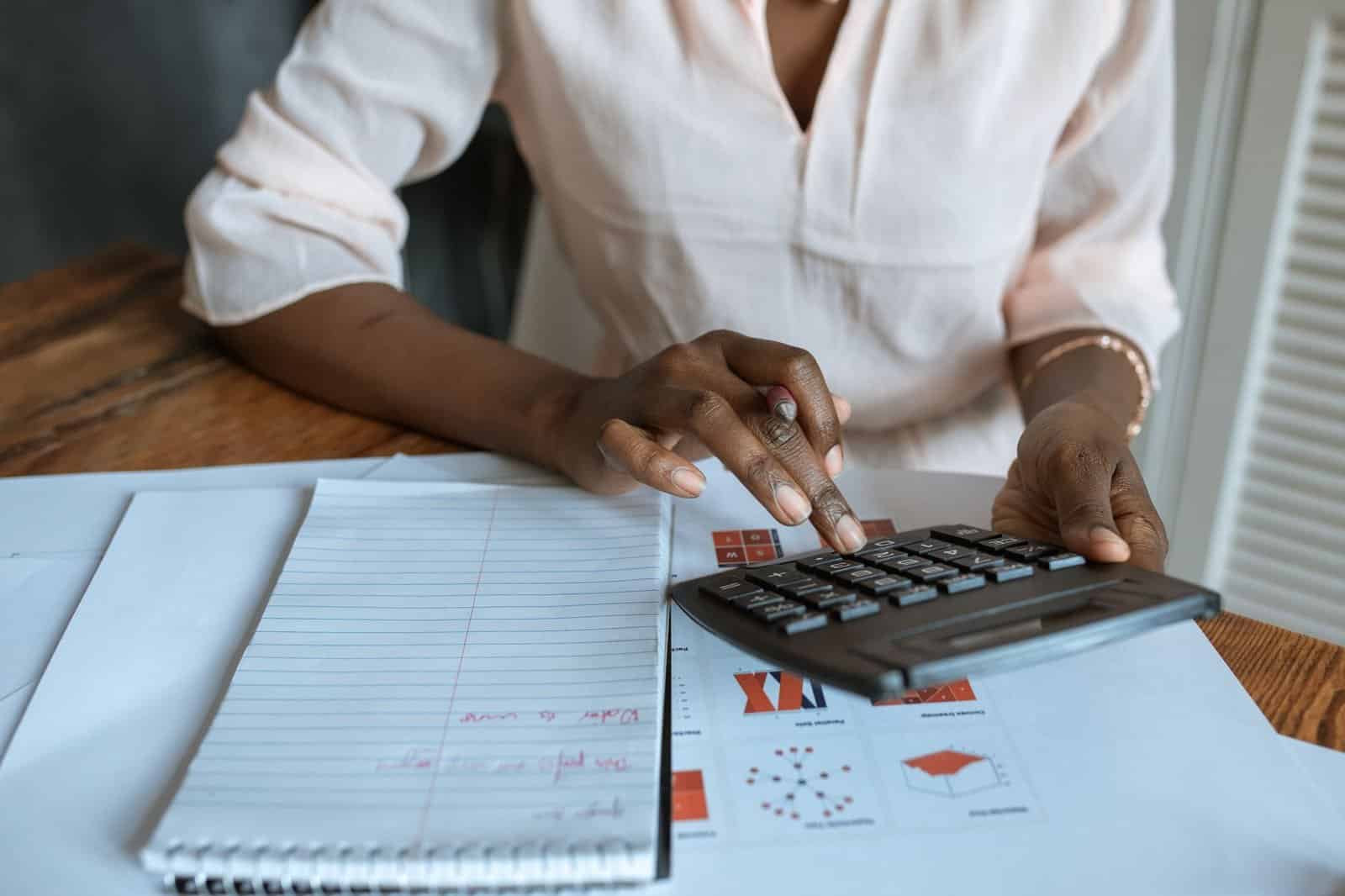 Propietario de pequeño negocio comparando dos presupuestos de proyecto web