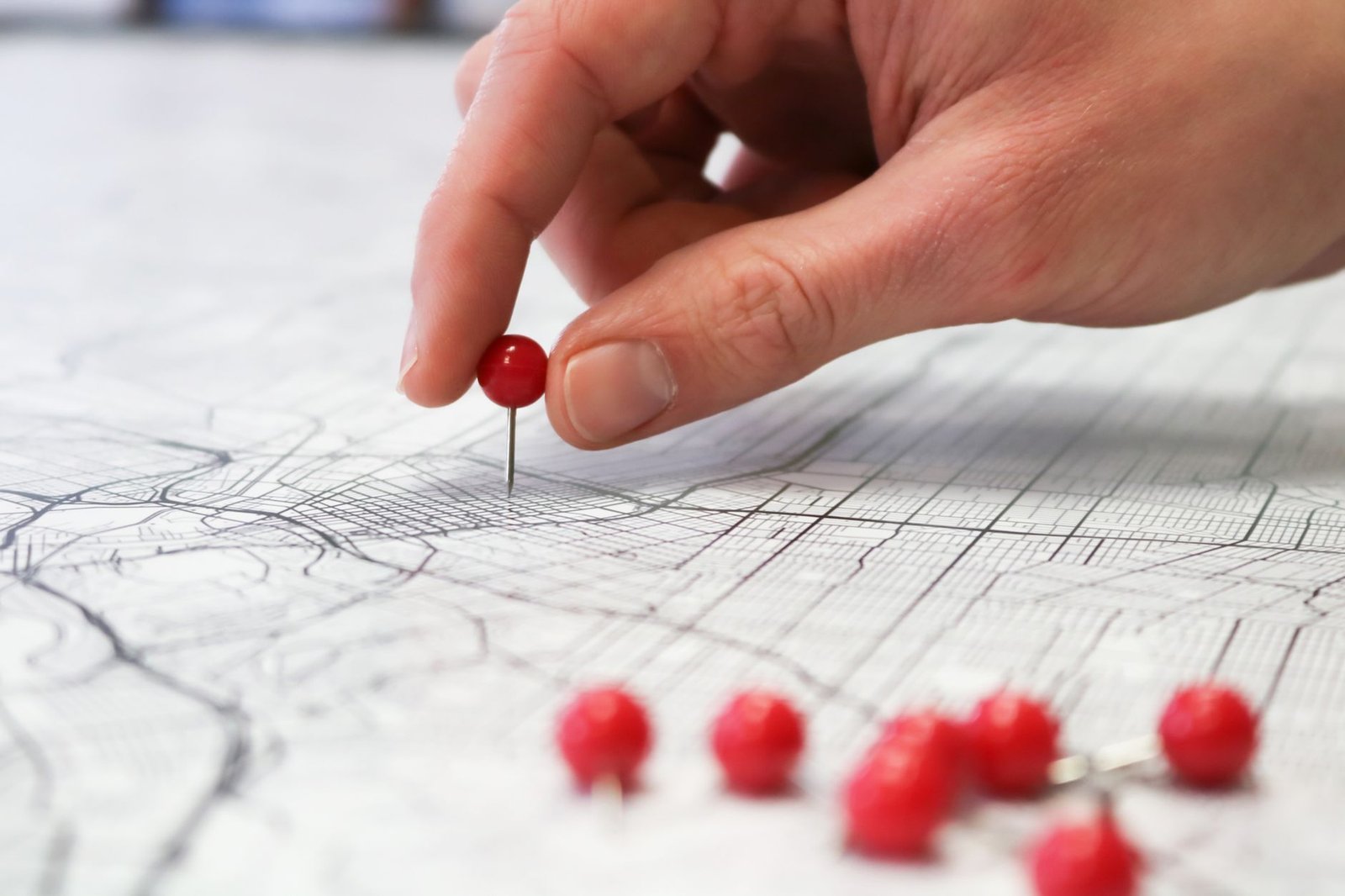 Mapa urbano con marcadores en varias sedes de un mismo negocio multiubicación