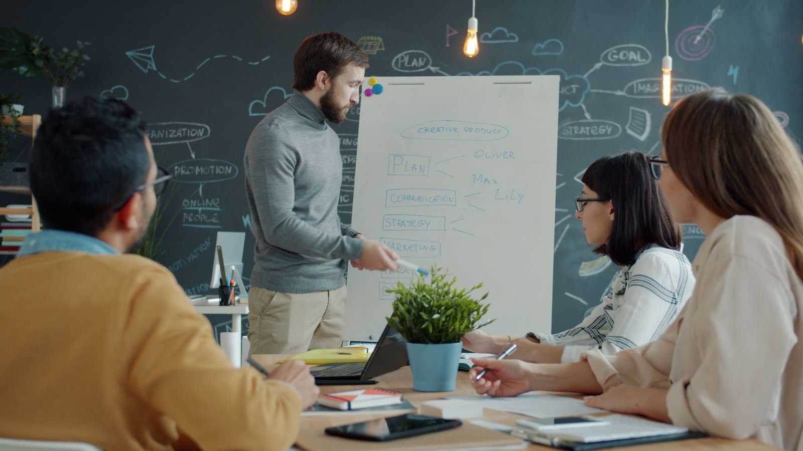 Equipo de marketing planificando estrategia de captación de enlaces en pizarra