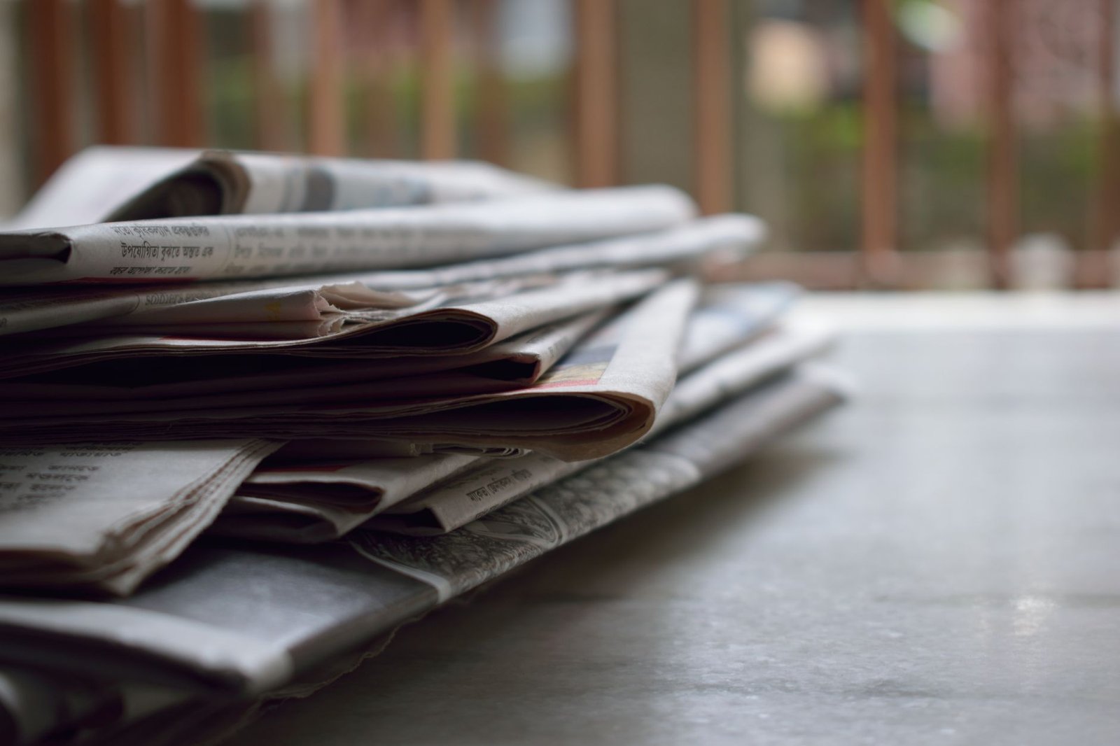 Redacción de prensa especializada germana con pruebas editoriales sobre la mesa