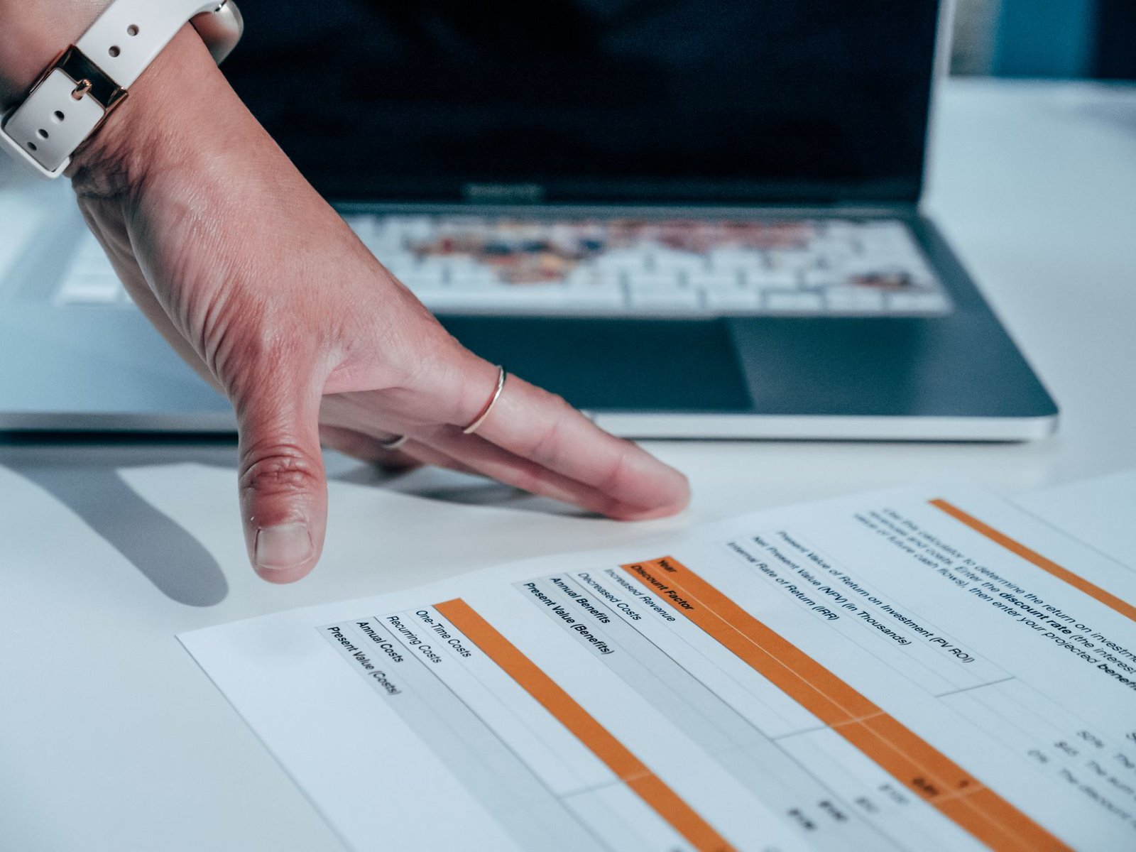 Tablas impresas con datos de clics por consulta marcados a mano durante el análisis