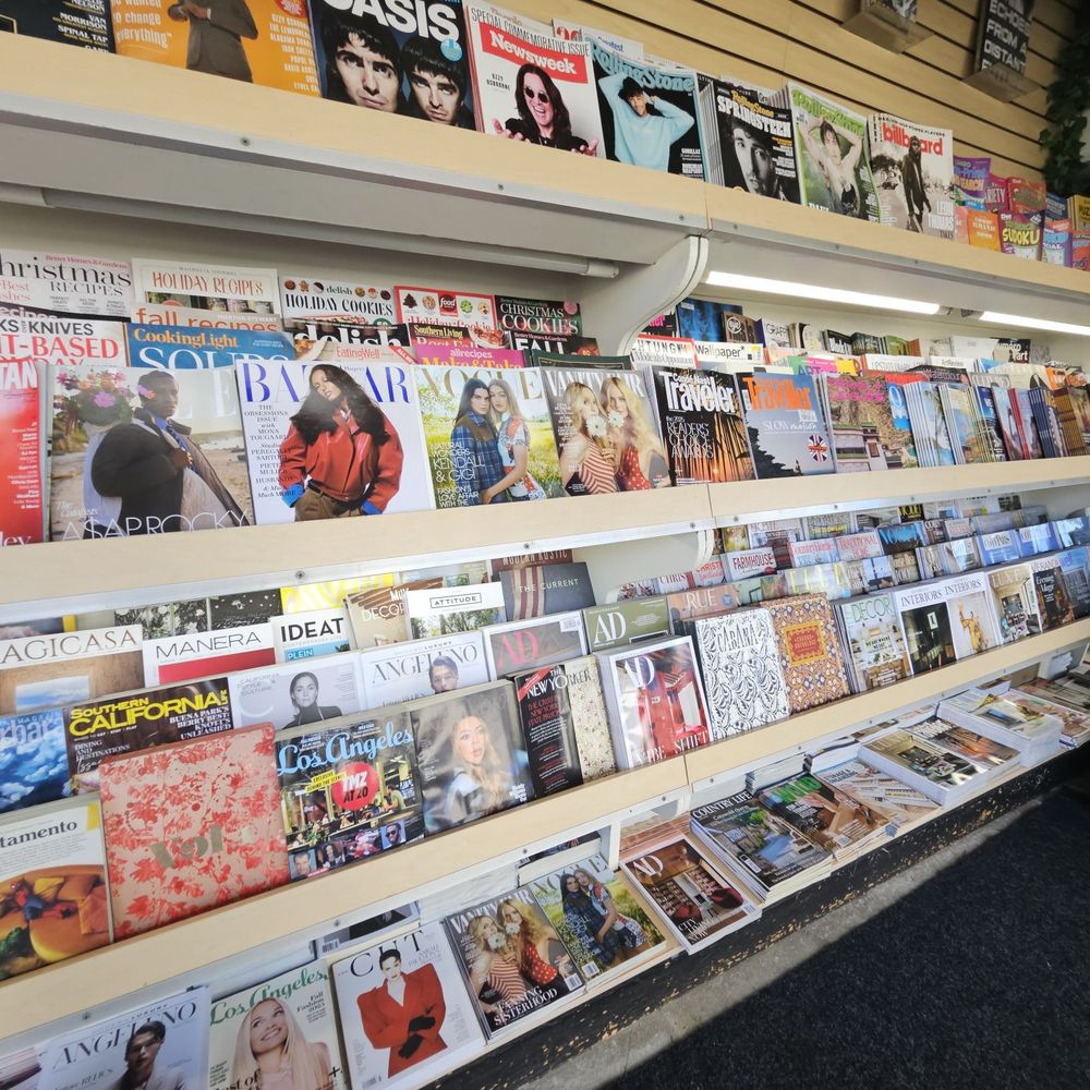 Revistas profesionales y publicaciones técnicas apiladas sobre mesa de redacción