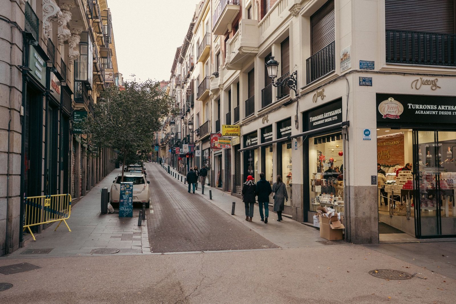Calle comercial con escaparates de comercios independientes en una ciudad española
