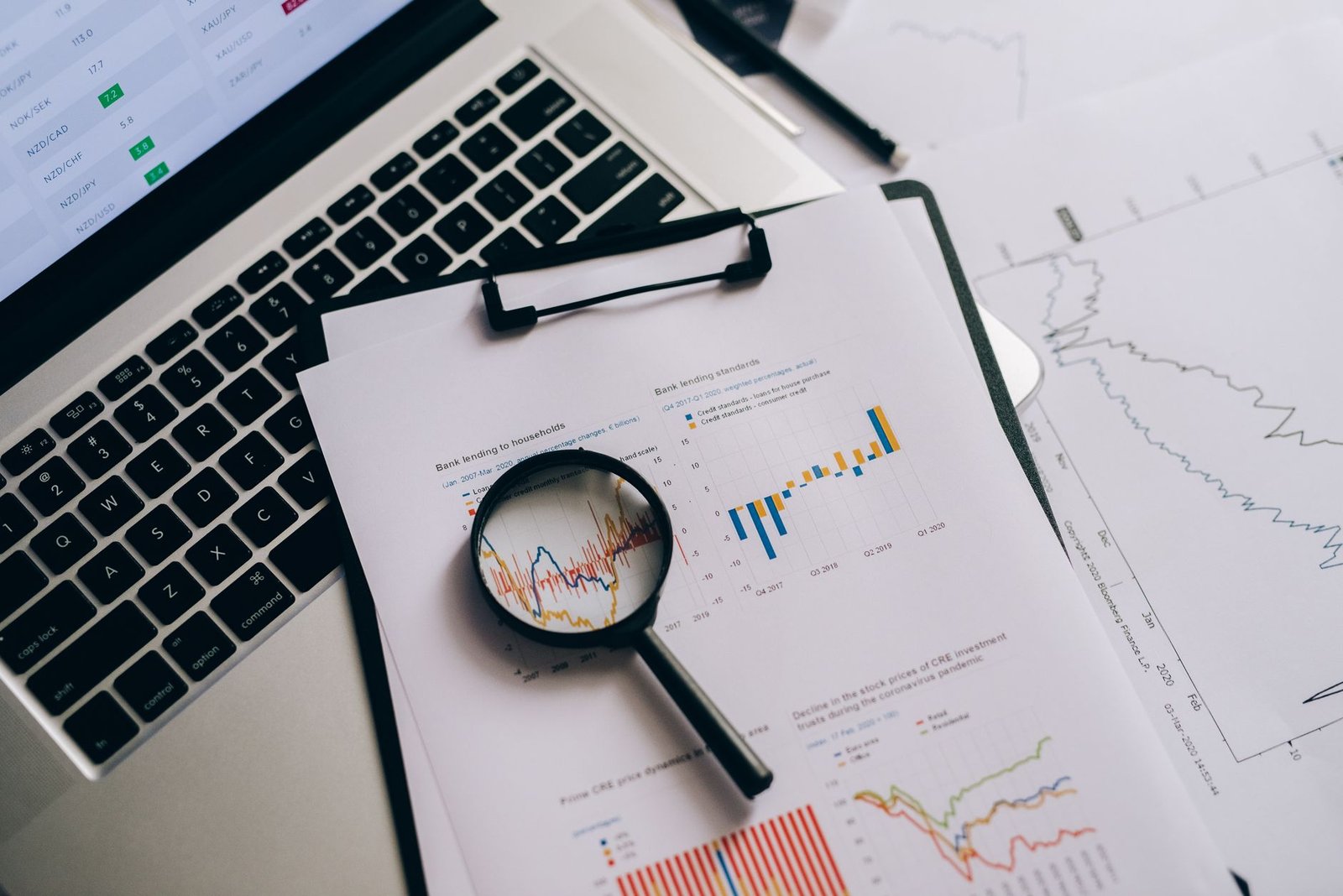 Hoja de cálculo comparando tarifas y autoridad de medios digitales latinoamericanos