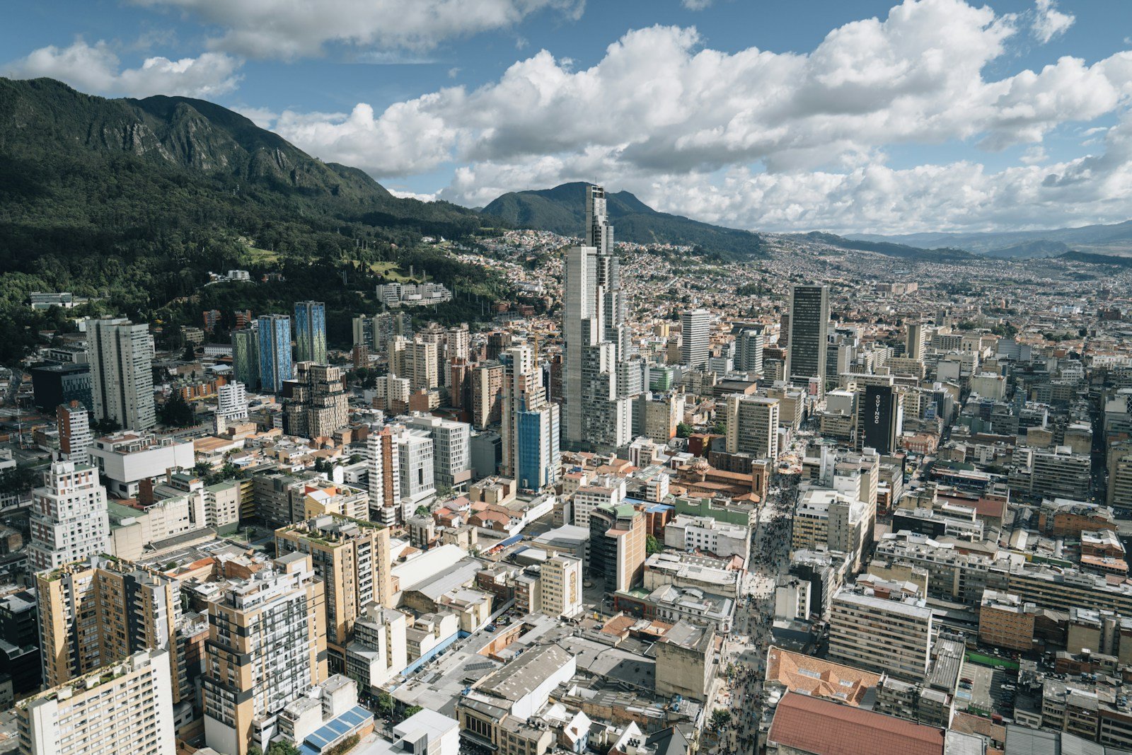 Vista urbana de Bogotá como ejemplo de mercado editorial digital en crecimiento