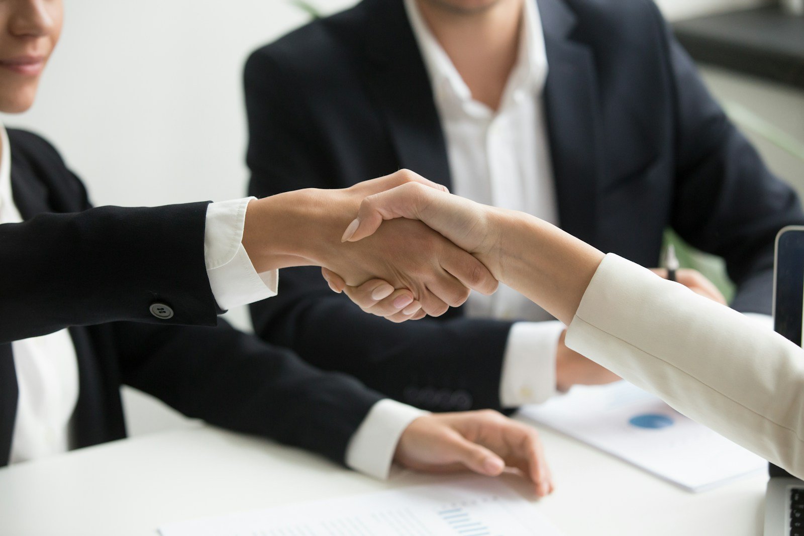 Negociación de colaboración editorial entre empresa y medio digital extranjero