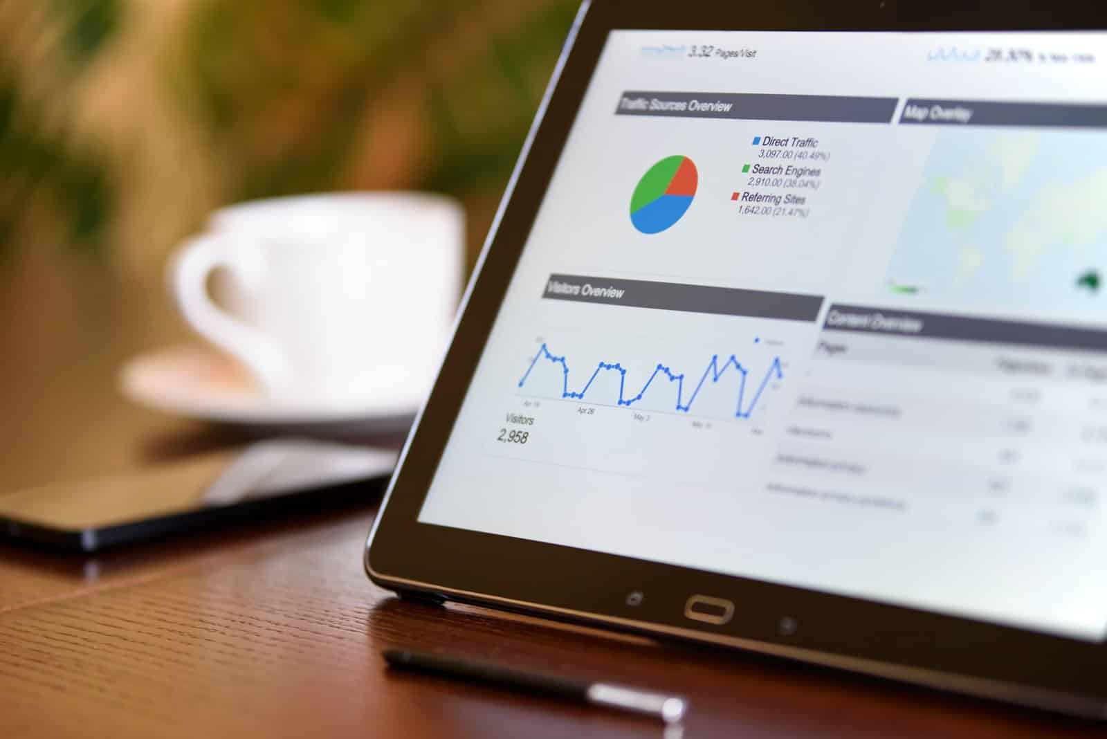 Panel de analítica web con datos de tráfico y conversión en pantalla de escritorio